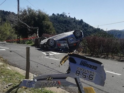 VIDEO: Rallija ekipāža pēc 'guļošā policista' šķērsošanas piedzīvo avāriju