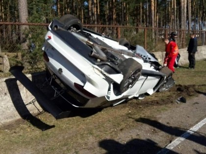 VIDEO: Autošosejas pirmssezonas treniņos Biķernieku trasē piedzīvota avārija