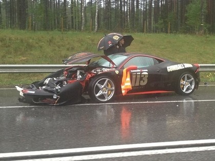 FOTO: Gumball 3000 dalībnieks pie Saulkrastiem sasit savu Ferrari