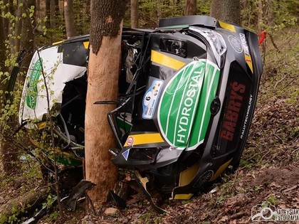 FOTO, VIDEO: Poļu ekipāža piedzīvo smagu avāriju un iznīcina 'Hyundai i20 R5'