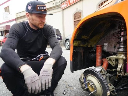 VIDEO: Līderis Lukjaņuks sabojā auto piekari un izstājas no rallija