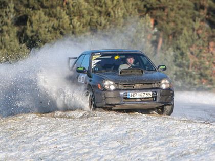 VIDEO: Ledus, sniegs un aizraujošas cīņas ziemas autosprinta 1.posmā