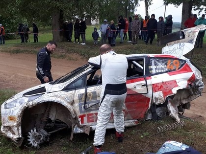 FOTO: Lietuviešu ekipāža avarē 'Rally Liepāja' noslēdzošajā posmā