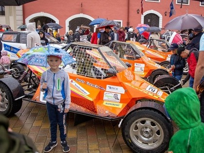 VIDEO: Ar svinīgo atklāšanas ceremoniju rātslaukumā startējis Eiropas Autokrosa čempionāts Mūsā