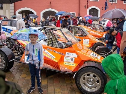 VIDEO: Ar svinīgo atklāšanas ceremoniju rātslaukumā startējis Eiropas Autokrosa čempionāts Mūsā