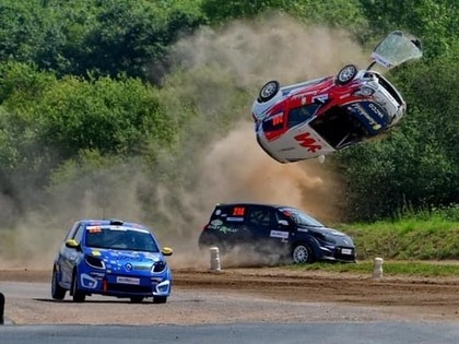 FOTO: Rallijkrosa braucējam padodas iespaidīgs lidojums