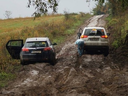 FOTO: Lietus un dubļi paralizē sportistu iepazīšanos ar trasi