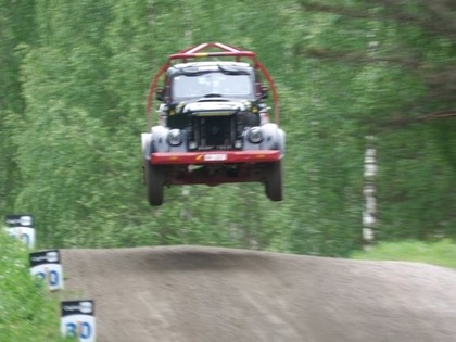 VIDEO: GAZ automašīnai padodas iespaidīgs lidojums Somijas rallijā 
