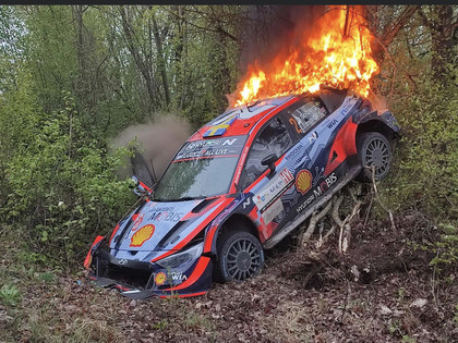 VIDEO: Solbergam pēc avārijas aizdegas automašīna