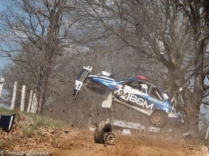 VIDEO:  ASV rallijā poļu ekipāža iznīcina savu Subaru