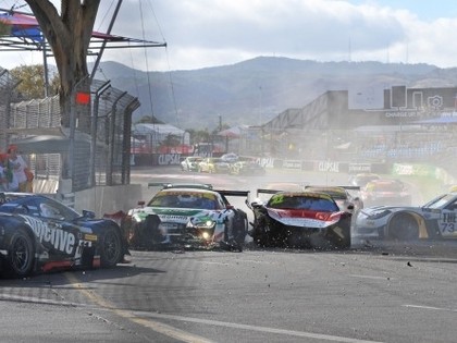 VIDEO: 'Ferrari 458 GT3' avarē un izraisa masveida avāriju