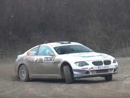 VIDEO: Horvātijas rallija šovā skatītājus priecē 'BMW 650i' 