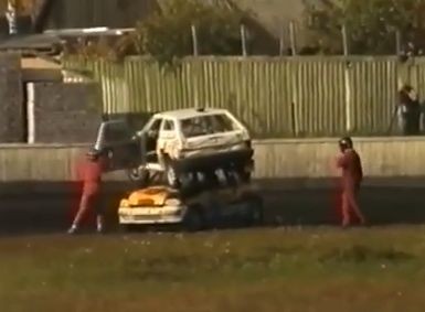 VIDEO: A.Neikšāns avarē un piezemējas uz konkurenta mašīnas jumta