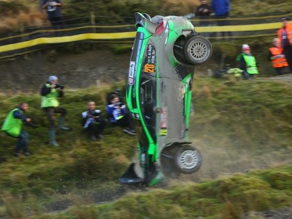 VIDEO: Pēc tramplīna ekipāža Velsas WRC rallijā piedzīvo avāriju