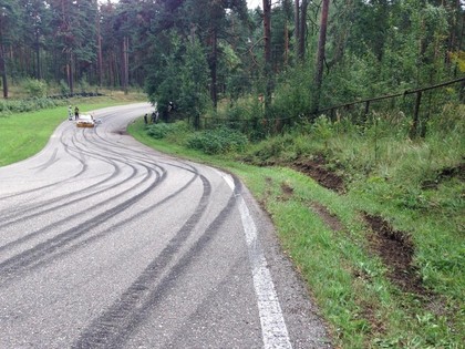 VIDEO: Blušs Biķernieku kalniņos par mata tiesu izvairās no iespaidīgas avārijas