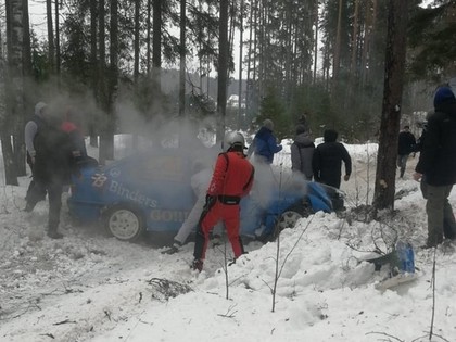 VIDEO: Grīnberga/Strazdiņa BMW ekipāža ieskrien kokā 