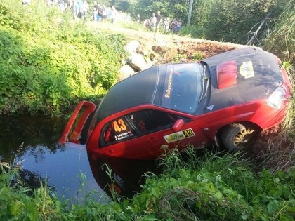 VIDEO: 13 gadus vecs sportists piedzīvo avāriju, Lazdiņš iebrauc grāvī