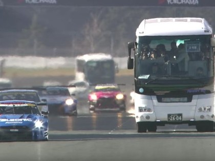 VIDEO: Japānā autošosejas treniņu laikā pa trasi braukā tūristu autobusi