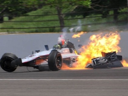 VIDEO: Formula lielā ātrumā ietriecas sienā un aizdegas