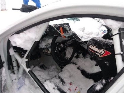  FOTO: Sešas dienas pēc Somijas rallijā piedzīvotas avārijas sniegā atrod ejošu telefonu