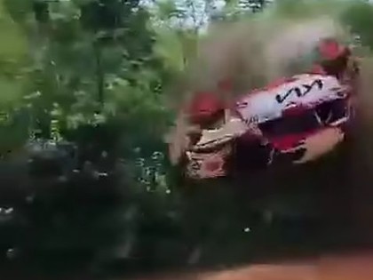VIDEO: Rallija ekipāža piedzīvo iespaidīgu avāriju