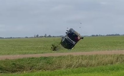 VIDEO: Lietuvas minirallijā ekipāža piedzīvo iespaidīgu avāriju