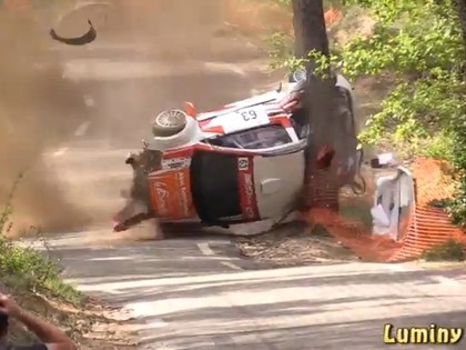 VIDEO: Auto lielā ātrumā nenoturas uz ceļa un ielido kokā