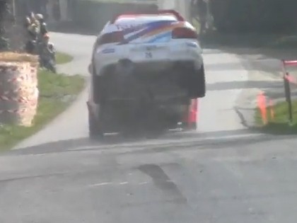 VIDEO: Palecās, avarēja un aizbrauca tālāk