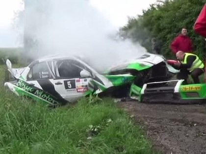 VIDEO: Ekipāža noskrien no ceļa un iznīcina 'Mitsubishi Evo VII'