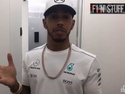 VIDEO: Hamiltons izrāda 'Mercedes' viesmīlības māju