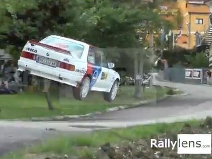 VIDEO: BMW pēc iespaidīga lēciena nenovalda auto un avarē