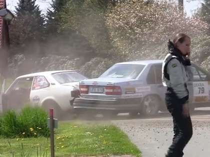 VIDEO: Rallija ekipāža ieskrien jau avarējušā mašīnā un aizbrauc tālāk