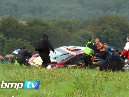 VIDEO: Apsargi cenšas pārmācīt skatītājus, kuri grib palīdzēt