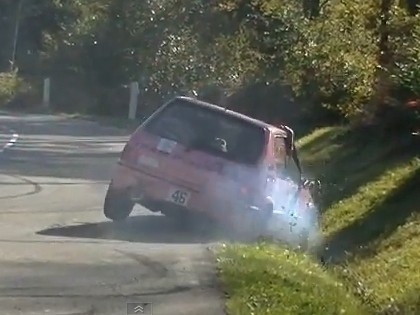 VIDEO: Skatītāju pasveicināšana beidzas ar iebraukšanu grāvī