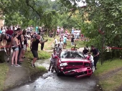 VIDEO: Viltīgais līkums sagādā galvassāpes vairākiem braucējiem