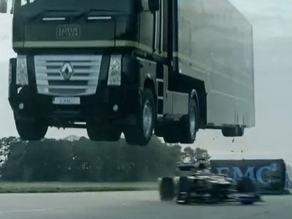VIDEO: Smagā automašīna ar piekabi pārlec pāri F1 formulai