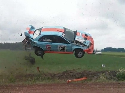 VIDEO: Pēc avārijas auto ūdenī piezemējas uz jumta