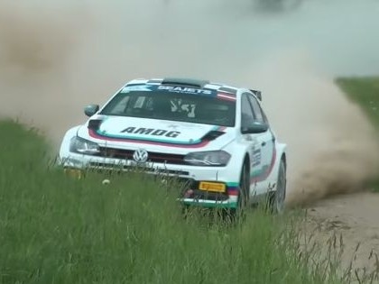 VIDEO: Rallija auto pārbiedē fotogrāfu