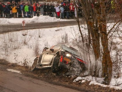 VIDEO: Kubica riskē un iet uz 'pilnu banku'