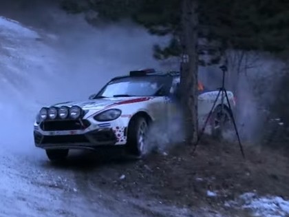 VIDEO: Montekarlo rallijā itāļu ekipāža ar sānu spēcīgi ietriecas kokā