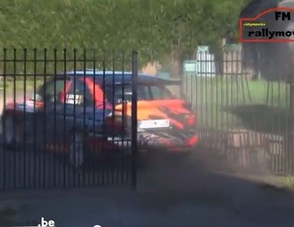 VIDEO: 'Ford Escort Cosworth' salauž dzelzs vārtus