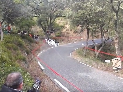 VIDEO: Rallija ekipāža pēc nobrauktiem pāris metriem avarē pirmajā līkumā