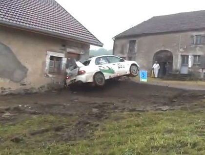 VIDEO: Rallija auto gandrīz iebrauc pa mājas durvīm