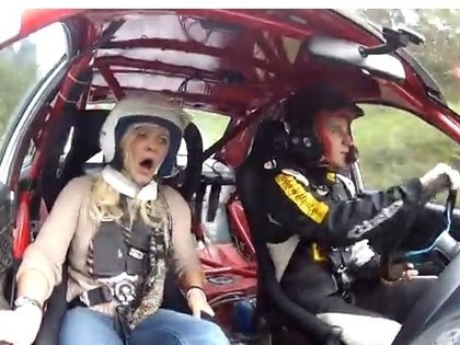 VIDEO: Sievietes emocijas pirmajā braucienā ar rallija auto