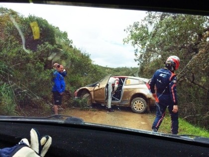 VIDEO: Evans kūleņo, Kubica pēc avārijas nobloķē ceļu