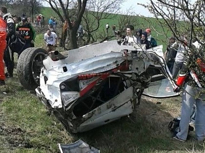 VIDEO: Subaru pēc tramplīna ielido kokos un piedzīvo smagu avāriju