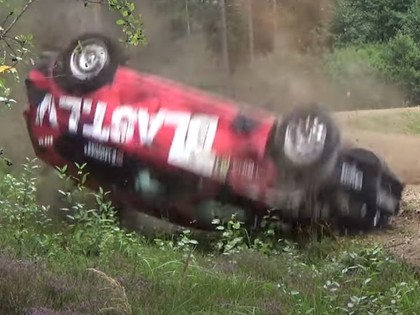 VIDEO: Minirallija 'Ropaži' viltīgajos ceļos vairākas ekipāžas piedzīvo avārijas