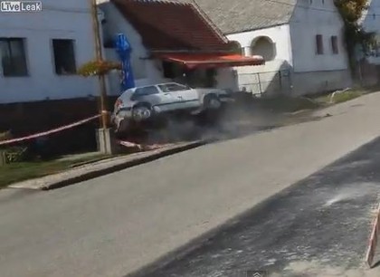 VIDEO: Rallija auto ieskrien skatītājos