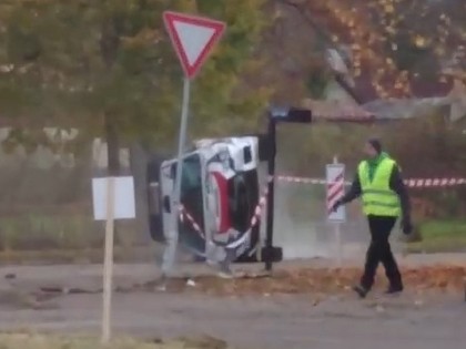 VIDEO: Aizķerot ceļa zīmi, automašīna uzmet kūleni