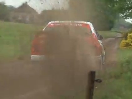VIDEO: BMW vaditājs video operatoram sagādā neplānotu dubļu dušu